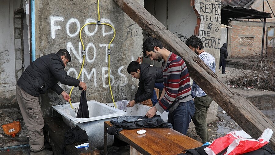 Flüchtlinge in Serbien waschen die Wäsche draußen. / © N.N. (Reuters)