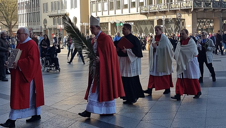 Kardinal Woelki zieht mit Palmzweig in den Kölner Dom / © Viola Kick (DR)