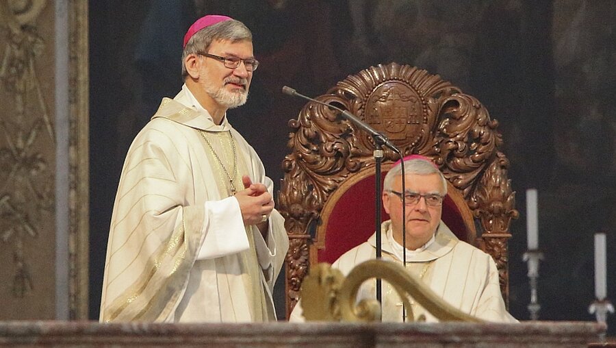 Bischof Clemens Pickel (l.) mit Erzbischof Heiner Koch / © Markus Kremser (KNA)