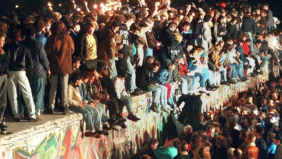 Ein Marker der Wiedervereinigung: der Berliner Mauerfall 1989 / © DB (dpa)