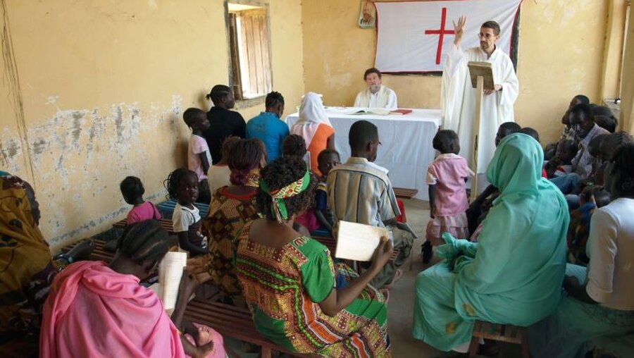 Gottesdienst in einem zur Kapelle umfunktionierten Klassenzimmer im Sudan (KiN)