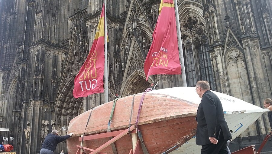 Das Flüchtlingsboot kommt in den Kölner Dom / © Christoph Paul Hartmann (DR)