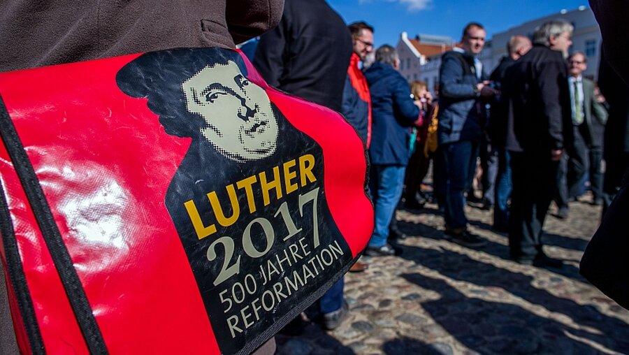 Es gibt auch Taschen zum Reformationsgedenken / © Jens Büttner (dpa)