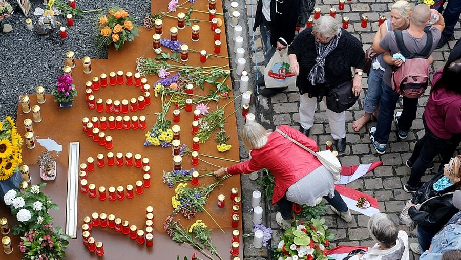 Trauergäste besuchen die Gedenkveranstaltung zum Loveparade Unglück / © Roland Weihrauch (dpa)