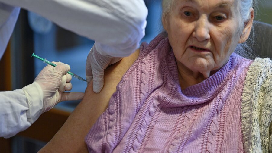 84-Jährige lässt sich im Pflegeheim impfen / © Patrick Pleul (dpa)