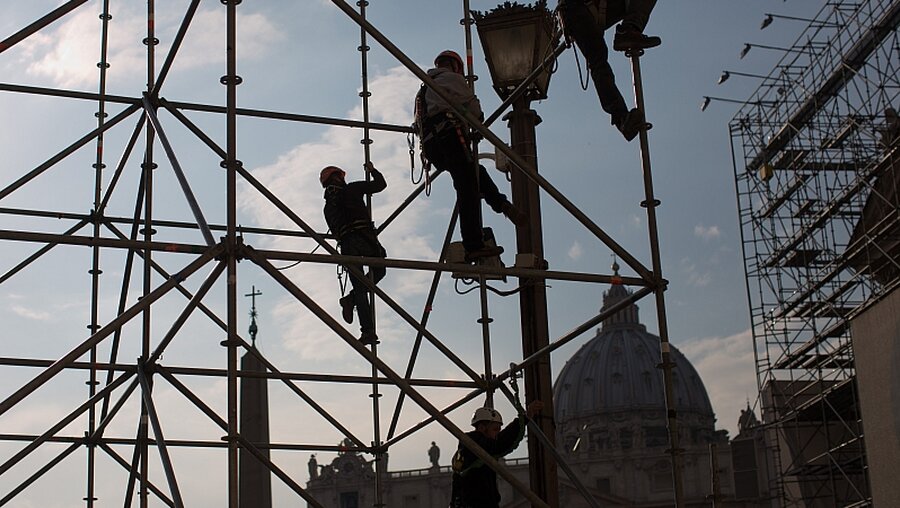 Arbeiter auf einer Baustelle / © Michael Kappeler (dpa)