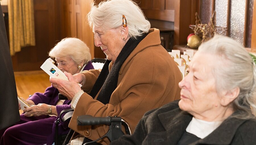 Bewohner eines Altenheims: Dürfen auch sie in Zukunft aktive Sterbehilfe in Anspruch nehmen? / © Thomas Effinger (KNA)