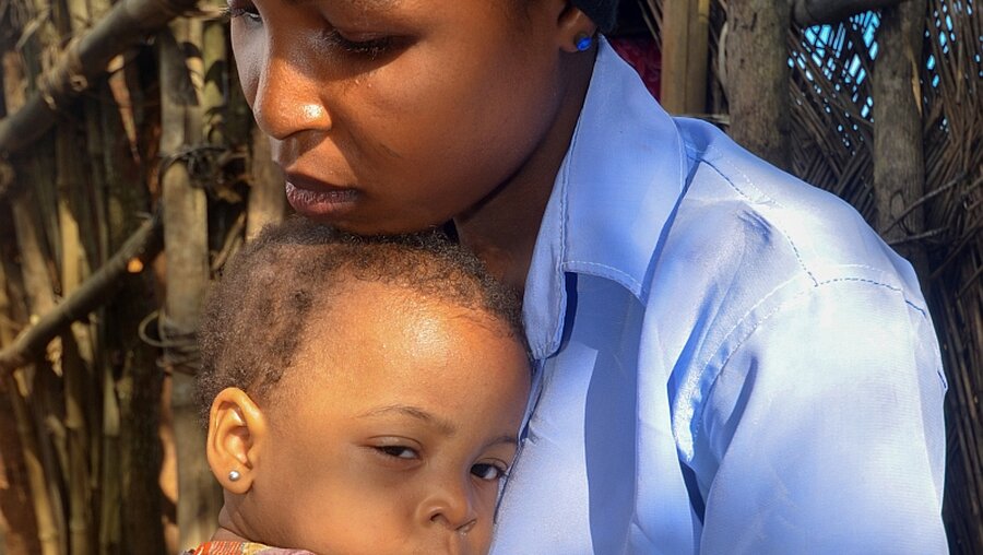 Chibuzor Nwanchor (r.) mit ihrer Tochter Foudou, Nigeria / © Katrin Gänsler (KNA)