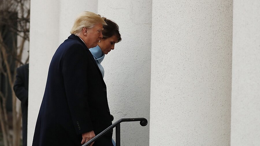 Donald Trump und seine Frau Melania auf dem Weg in eine Kirche / © Alex Brandon (dpa)