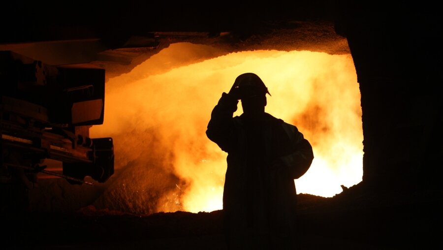 Ein Stahlarbeiter bei ThyssenKrupp in Duisburg / © Roland Weihrauch (dpa)