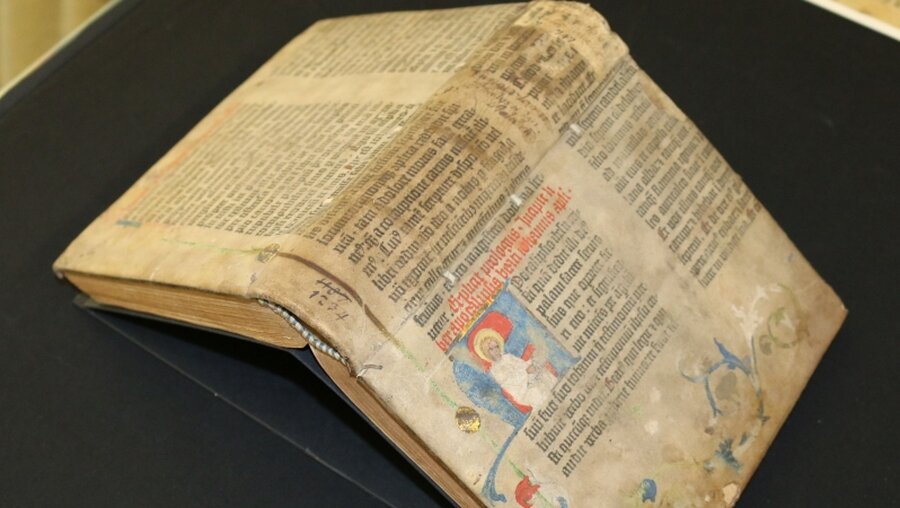 Fragment von Gutenberg-Bibel  / © Stadtbibliothek Augsburg (dpa)