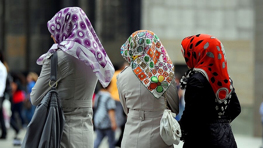 Frauen mit Kopftuch / © Oliver Berg (dpa)