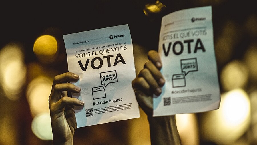Katalanische Demonstranten fordern Unabhängigkeitsreferendum / © Matthias Oesterle (dpa)