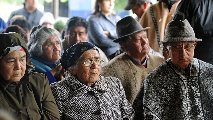 Mapuche-Dorfbewohner / © Alexander Brüggemann (KNA)
