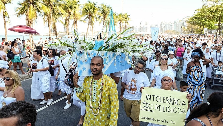 Mitglieder einer afrobrasilianischen Gemeinschaft demonstrieren in Rio de Janeiro gegen religiöse Intoleranz  / ©  Thomas Milz (KNA)