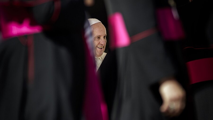Papst Franziskus hinter Bischöfen / © Giuseppe Ciccia (dpa)