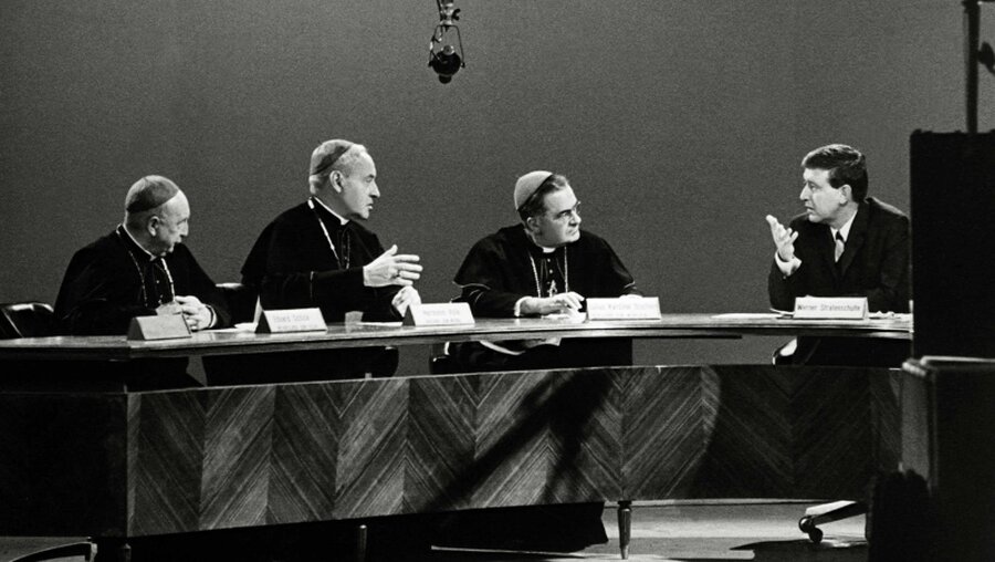 Pressekonferenz zum Abschluss der Bischofssynode im Oktober 1967 in Bonn. Bild (v.l.n.r.): Weihbischof Eduard Schick, Bischof Hermann Volk, Kardinal Julius Döpfner / © N.N. (KNA)