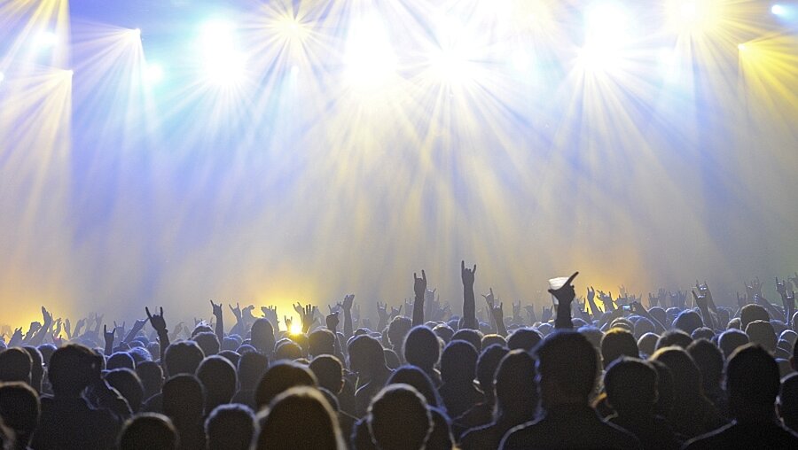 Publikum bei einem Rockkonzert / © Gustavo Alàbiso (epd)