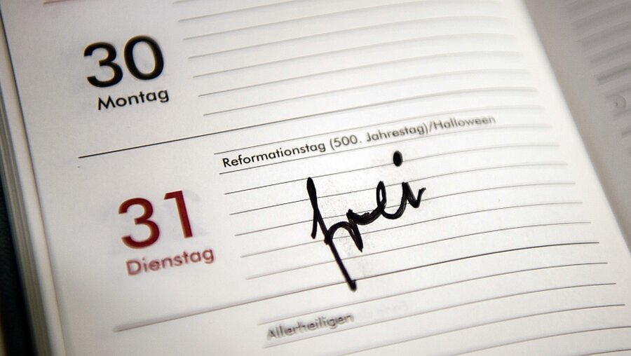 Bekommt ganz Norddeutschland einen Feiertag am Reformationstag? / © Sebastian Gollnow (dpa)