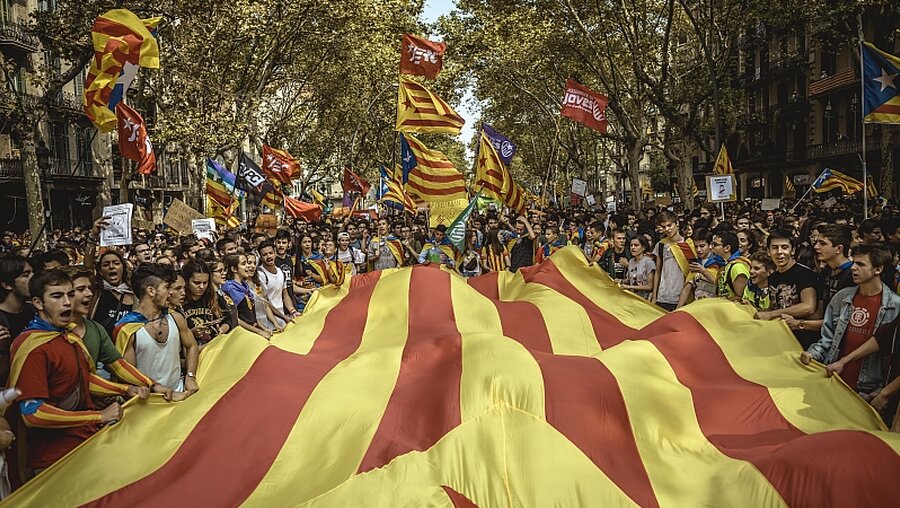 Studenten demonstrieren in Barcelona für das Referendum über eine Unabhängigkeit Kataloniens / © Matthias Oesterle (dpa)