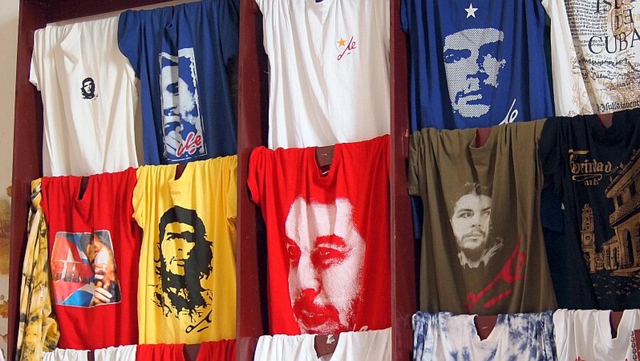 T-Shirts mit den Aufdrucken von Ernesto Che Guevara / © Klaus Honigschnabel (epd)