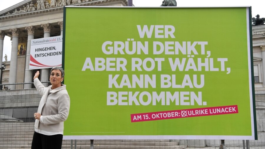 Wahlkampf in Österreich 2017: Spitzenkandidatin der Grünen, Ulrike Lunacek, vor einem Wahlplakat  / © Roland Schlager (dpa)