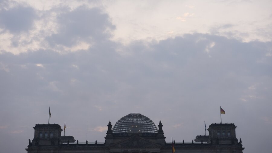 Wolken über dem Reichstag / © Paul Zinken (dpa)