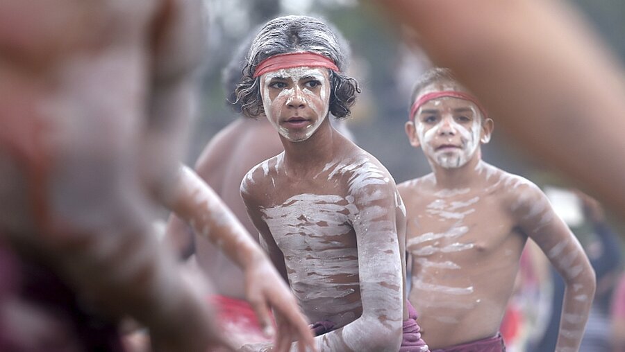 Aborigines in Sydney bei der traditionellen "Smoking Ceremony" anlässlich des "Australia Day" / © Rick Rycroft (dpa)
