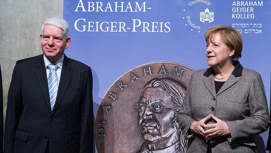 Josef Schuster mit Angela Merkel / © Bernd von Jutrczenka (dpa)