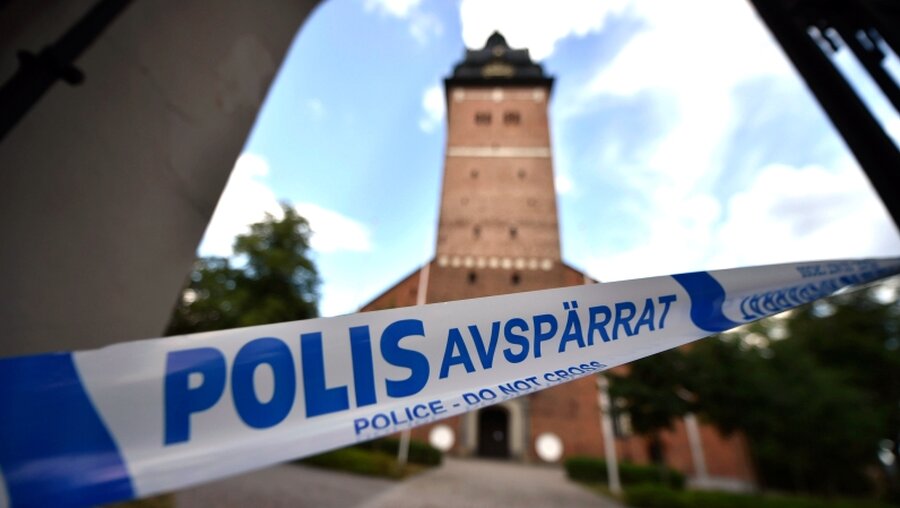 Absperrband der Polizei sichert den Bereich um die Kathedrale von Strangnas / © Pontus Stenberg (dpa)