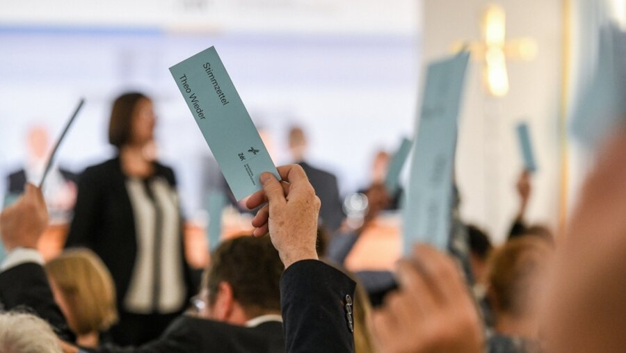 Abstimmung bei der Vollversammlung des ZdK / © Harald Oppitz (KNA)