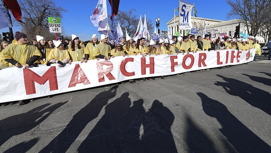 Abtreibungsgegner demonstrieren in Washington  / © Susan Walsh (dpa)