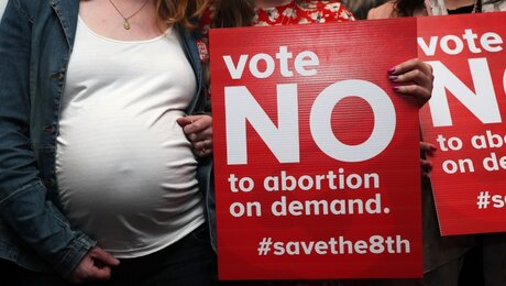 Abtreibungsgegner mit Schildern: "Stimmt NEIN zur Abtreibung auf Abruf" / © Brian Lawless (dpa)