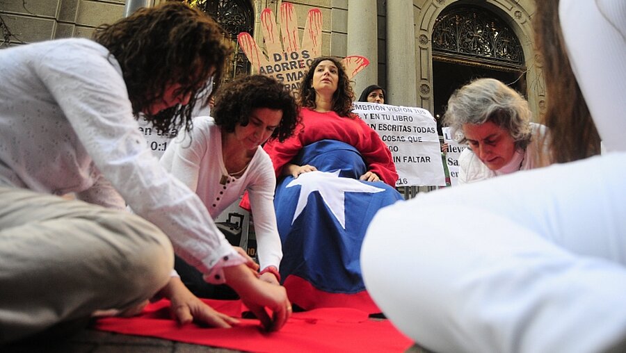 Chile: Proteste gegen Lockerung  / © Sebastian Beltran/Agencia Uno (dpa)