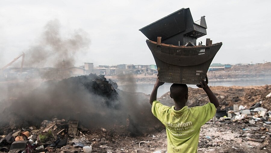 Accra, Ghana - Menschen leben "quasi" auf einer Elektroschrotthalde / © Aline Tong (shutterstock)