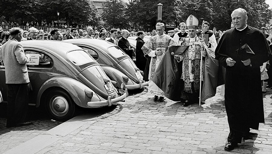 Adolf Bolte, Weihbischof in Fulda, segnet im Jahr 1958 VW-Busse und Käfer / © N.N. (KNA)