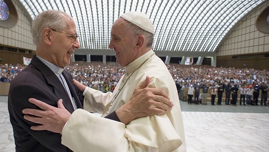 Papst Franziskus umarmt Jesuitengeneral Adolfo Nicolas / © Osservatore Romano (KNA)