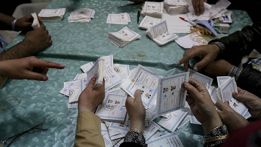 Ägypten, Gizeh: Wahlhelfer zählen am dritten Tag der Präsidentenwahl Stimmzettel aus.  / ©  Mahmoud Abdelghany (dpa)