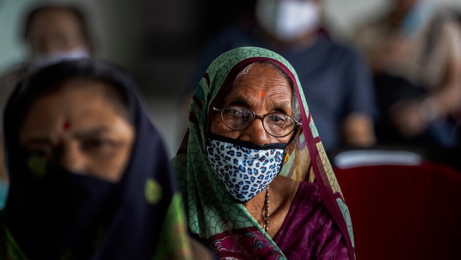 Ältere Frau in Indien wartet auf Impfung / © Anupam Nath (dpa)