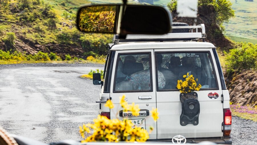 In Äthiopien werden zum Neujahrsfest Autos mit Blumen geschmückt.  / © Emily Marie Wilson (shutterstock)