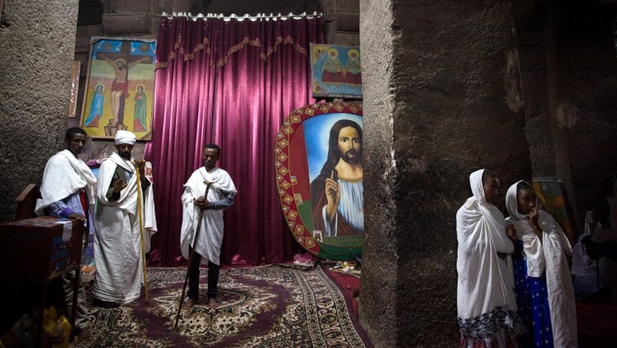 Äthiopisch-orthodoxe Christen in einer Felsenkirche in Lalibela / © Miriam Alster (KNA)