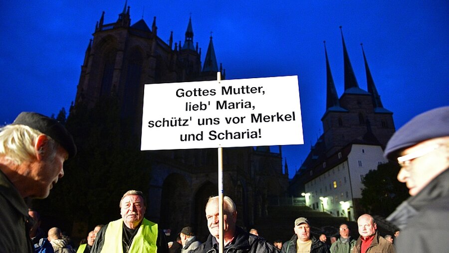 AfD-Demonstranten vor dem Erfurter Dom / © Martin Schutt (dpa)