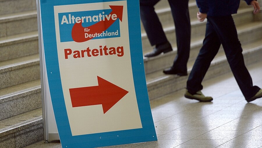 Hinweisschild zum AfD-Parteitag / © Hendrik Schmidt (dpa)