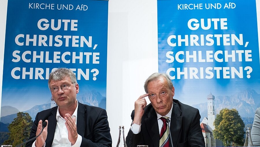 Pressekonferenz über den Umgang der Kirchen mit der AfD mit Jörg Meuthen (l) und Armin-Paul Hampel  / © Bernd von Jutrczenka (dpa)