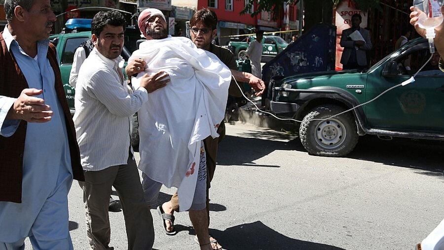 Ein bei einem Anschlag in Kabul verletzter Mann / © Rahmat Gul (dpa)