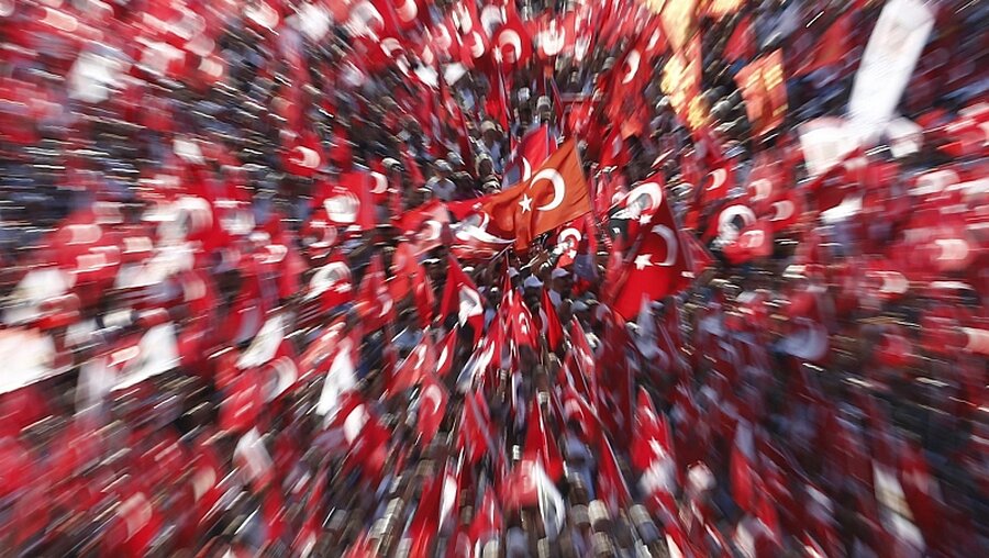 Ein Meer aus Flaggen der Türkei. Demonstranten zeigen Flagge am Sonntag den 24.07.2016 / © Sedat Suna (dpa)