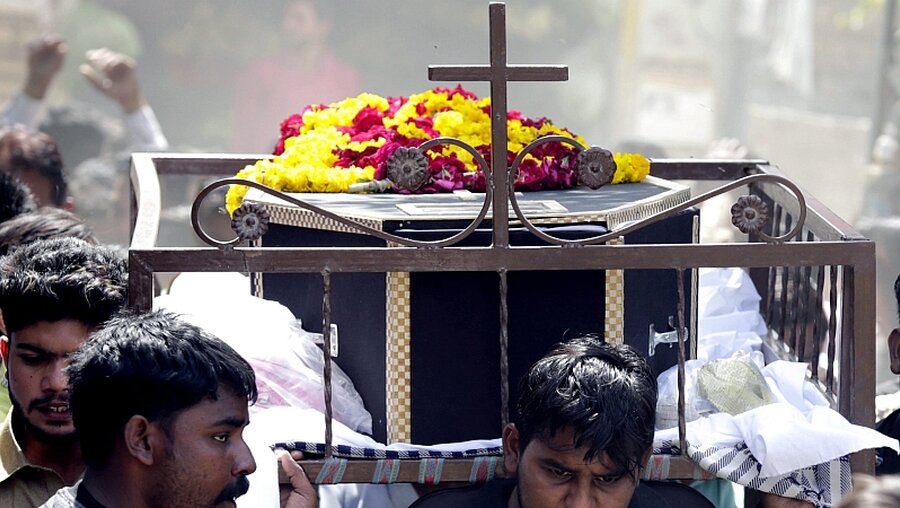 Trauer um die Opfer in Lahore / © Rahat Dar (dpa)
