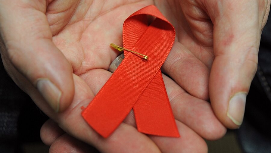 Schleife der Solidarität mit HIV-positiven Menschen / © Arne Dedert (dpa)