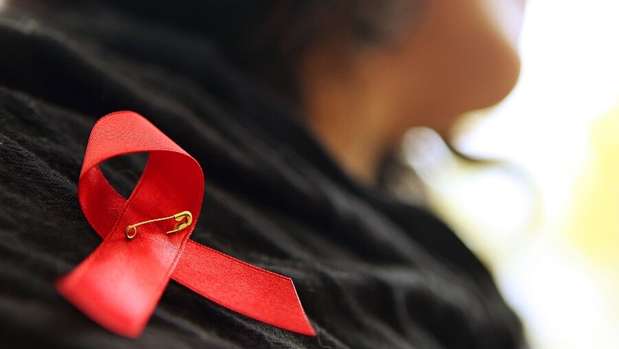 Aids-Schleife als Symbol der Solidarität / © Oliver Berg (dpa)