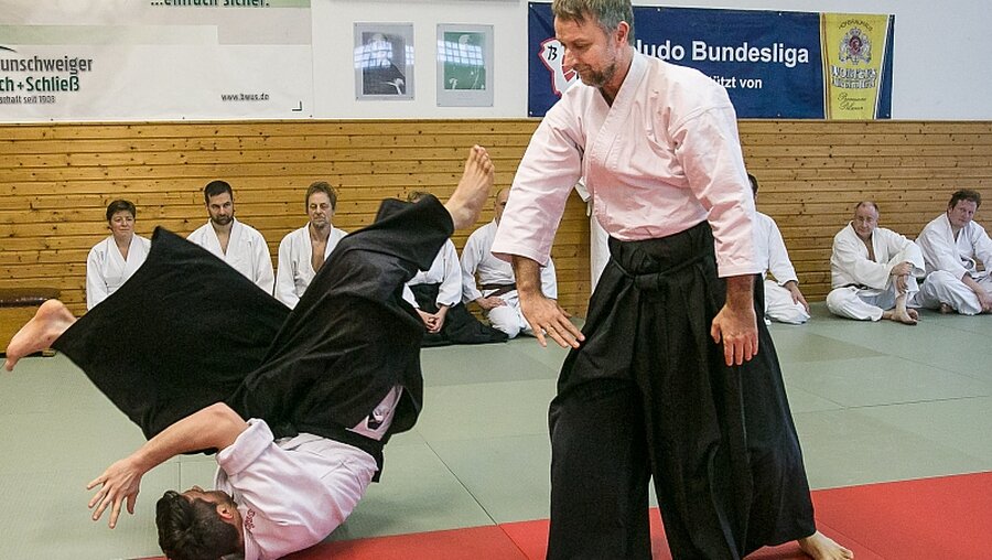 Pfarrer Sonnenberg beim Aikido / © Peter Sierigk (epd)